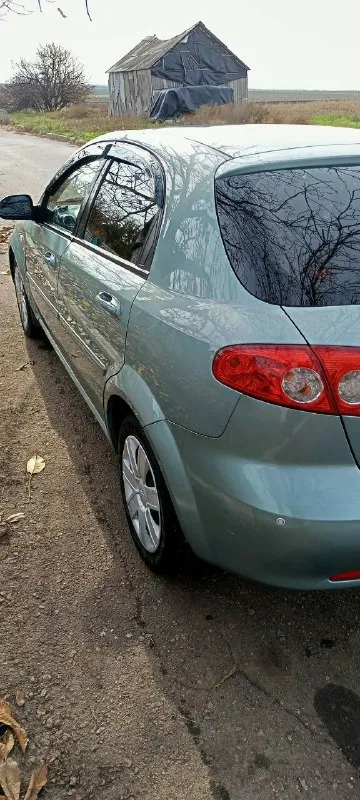 Продам семейный автомобиль chevrolet лачетти хетчбэк за 530т. Р, 2006г. 1.4 на 95 л. С, мкпп, гур, абс, цз, кондиционер, задний парктроник все работает, чек не горит, пробег 205т. Км, автомобиль вложений не требует, кузов без рыжиков как на фото, мотор сухой, масло не расходует не дымит катализатор на месте. Все жидкости заменены ничего не вытекает. Салон чистый ухоженный, работает каждая кнопка, новый компрессор кондиционера с трубками и радиаторами, новый радиатор печки, стекла родные, лобовое без сколов и трещин, дно без гнили и рыжиков, машина на зимней резине, лето тоже имеется. Задатки, обмены, свои цены не предлагать!!! Хотите посмотреть, заранее звоните +7949 9240292 цена 530т
📲 Tg: олег олегович
📞 Звоните: +7(949)9240292 - фотография - 4