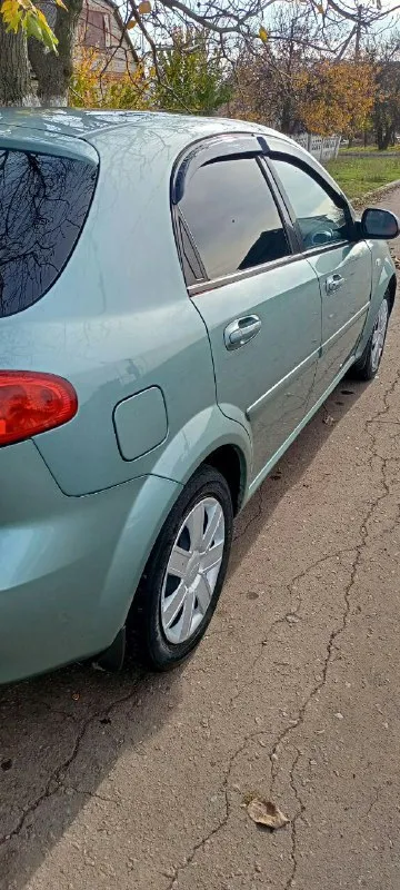 Продам семейный автомобиль chevrolet лачетти хетчбэк за 530т. Р, 2006г. 1.4 на 95 л. С, мкпп, гур, абс, цз, кондиционер, задний парктроник все работает, чек не горит, пробег 205т. Км, автомобиль вложений не требует, кузов без рыжиков как на фото, мотор сухой, масло не расходует не дымит катализатор на месте. Все жидкости заменены ничего не вытекает. Салон чистый ухоженный, работает каждая кнопка, новый компрессор кондиционера с трубками и радиаторами, новый радиатор печки, стекла родные, лобовое без сколов и трещин, дно без гнили и рыжиков, машина на зимней резине, лето тоже имеется. Задатки, обмены, свои цены не предлагать!!! Хотите посмотреть, заранее звоните +7949 9240292 цена 530т
📲 Tg: олег олегович
📞 Звоните: +7(949)9240292 - фотография - 5