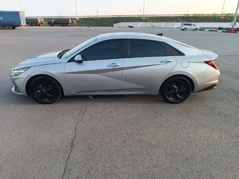 Продам hyundai elantra sport 2021 года. 67000 км. Объем двигателя 2.0л. Подогрев сидений, подогрев зеркал,2-x зонный климат-контроль,
Мультируль, адаптивный круиз-контроль, камера заднего вида, старт-стоп,
Бесключевой доступ, система курсовой устойчивости (стабилизации). Электронная приборка, цветной дисплей с wi-fi и интеграцией android/apple (carplay), акустика, aux, bluetooth, usb, gps (система смм), голосовое управление. Беспородная зарядка.
Автозапуск, подушки безопасности (airbag), abs, esp. Электро ручник/auto hold, датчик света, датчик дождя, авто дальний. Дистроник, удержание в полосе и датчик слепых зон. Датчик давления шин с показаниями каждого колеса на экране. Аварийное торможение при угрозе столкновения
-Масла, фильтра поменяны
2 190 000 Руб. Торг.
+7 949 77 88 099
📲 Tg: р т
📞 Звоните: +7(949)7788099 - фотография - 5