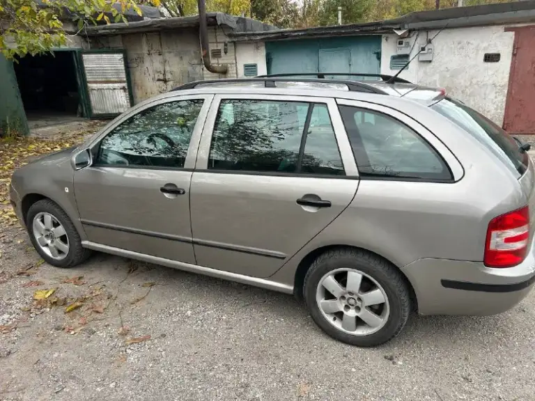 🚗 Продаётся комфортный автомобиль универсал skoda fabia mk 1 2007 года выпуска
🔥 Атмосферный двигатель объемом 2 литра 🔥🔥🔥обеспечивает динамичное ускорение и удовольствие от вождения.
Машина была пригнана в 2022г с германии🇩🇪
В автомобиле имеются:
✅ Круиз-контроль для комфортного передвижения на дальние расстояния.
✅ Кондиционер для приятного климата в салоне.
✅ Холодильник в бардачке – удобно хранить напитки и закуски.
✅ Магнитофон 4/64 с камерой заднего вида для безопасного маневрирования.
✅ Подогрев зеркал и передних сидений для комфорта в любую погоду.
✅ Передние стеклоподъемники для удобства управления окнами.
✅ Три ключа для дополнительного удобства.
Автомобиль полностью обслужен, недавно залито свежее масло 5w40 bardal, заменены все фильтра, включая топливный. Масло меняется регулярно каждые 6-7 тысяч километров, автомобиль не потребляет масло между заменами. Приятный расход топлива:( особенно с нынешними ценам
📲 Tg: владислав
📞 Звоните: +7(949)3415088 - фотография - 2