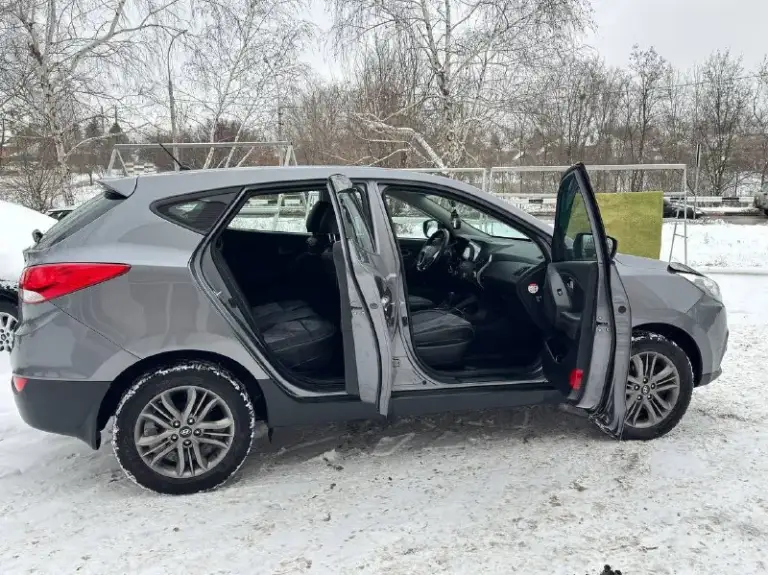 К вашему вниманию hyundai ix35 2014 года мотор 2.0 бензин
Пробег 185 тыс родного
2 Владельца
В идеальном состоянии как по кузову так и технически
Мотор работает отлично тихо без посторонних шумов
Коробка работает как нужно переключает плавно не пинает не задерживает
Все в идеале
Автомобиль в родном окрасе
1-Косметический окрас дверь косметика!!!
Без дтп!
Все стекла родные !!!
Кроме лобового
В этом автомобиле есть все для комфортной езды.
Юридически чистый автомобиль!!!
Продажа по договору купли-продажи или через мрэо!!!!
Комплектация
-Датчик света:
-Датчик дождя:
-Круиз контроль:
-Доводчики стёкол:
-Подогревы всех сидений:
-Помощь при спуске:
-Адаптивные фары:
-Парктроники:
-4 Стекло подъёмника:
-Электро зеркала:
-Подогрев зеркал заднего вида:
-Бортовой компьютер:
-Регистрация р. Ф 🇷🇺🇷🇺🇷🇺
Цена 1 340 000
Тел +79495095858
Тел +79895435743 телега ватсап
📲 Tg: николай н а
📞 Звоните: +7(949)5095858 - фотография - 7