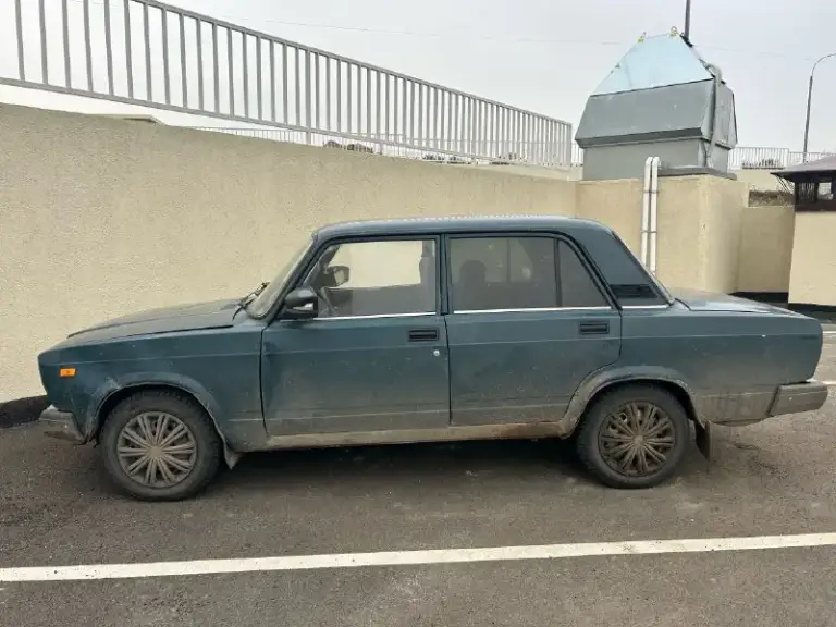 Ваз2107, карбюратор, по ходовой на 4+, по кузову все на фото, по салону печально снял дверные карты что бы заменить тяги дверей и ручек с последующей установкой центрального замка все это куплено отдам вместе с машиной днище и пороги переварены, была замена коробки, сцепления, тяг, сделан сход развал, новый радиатор, заменены патрубки, новый акб. Резина зимняя (шипы)отходила сезон. Использовалась как рабочая, из точки а в точку б, заниматься времени нет, да и желания тоже, с документами порядок, передвигаюсь каждый день. Ценна 80000р торг. +79493813103 - фотография - 2