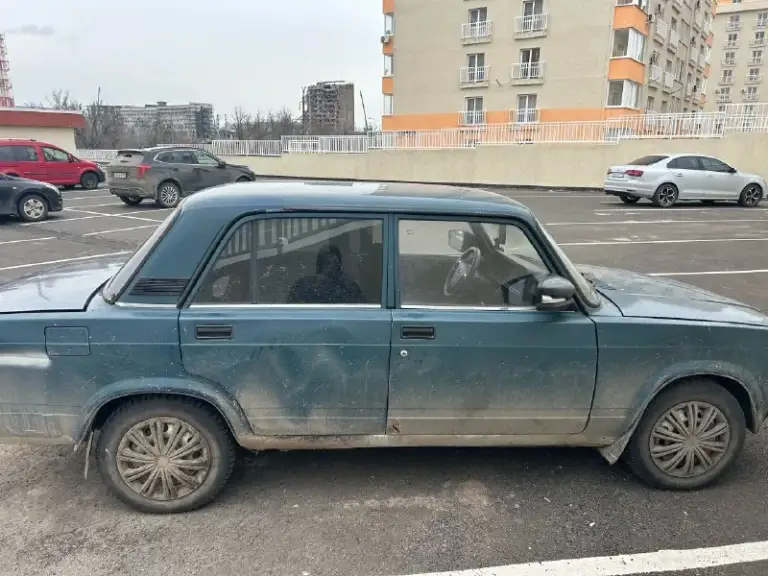 Ваз2107, карбюратор, по ходовой на 4+, по кузову все на фото, по салону печально снял дверные карты что бы заменить тяги дверей и ручек с последующей установкой центрального замка все это куплено отдам вместе с машиной днище и пороги переварены, была замена коробки, сцепления, тяг, сделан сход развал, новый радиатор, заменены патрубки, новый акб. Резина зимняя (шипы)отходила сезон. Использовалась как рабочая, из точки а в точку б, заниматься времени нет, да и желания тоже, с документами порядок, передвигаюсь каждый день. Ценна 80000р торг. +79493813103 - фотография - 4