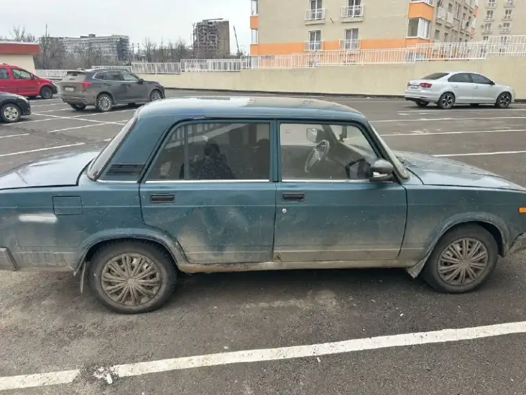 Ваз2107, карбюратор, по ходовой на 4+, по кузову все на фото, по салону печально снял дверные карты что бы заменить тяги дверей и ручек с последующей установкой центрального замка все это куплено отдам вместе с машиной днище и пороги переварены, была замена коробки, сцепления, тяг, сделан сход развал, новый радиатор, заменены патрубки, новый акб. Резина зимняя (шипы)отходила сезон. Использовалась как рабочая, из точки а в точку б, заниматься времени нет, да и желания тоже, с документами порядок, передвигаюсь каждый день. Ценна 80000р торг. +79493813103 - фотография - 5