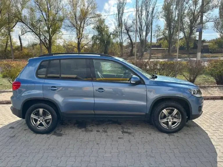 Срочно продам
Volkswagen tiguan, 2012 г. , 1.4л tsi.
Пробег: 243 000 км.
Акп dsg, работает плавно, без пинков. Мотор работает ровно, обслуживался регулярно.
Автомобиль в хорошем состоянии. Ходовая полностью обслужена, ничего не стучит, колодки/тормозные диски поменяны в круг. Салон чистый, ухоженный. Автотека зеленая!!

Комплектация: электро-регулировка зеркал с подогревом и складыванием, мультируль, датчик света/дождя, двузонный климат контроль, подогревы сидений, auto-hold, электроручник, задние парктроники, abs, esp, омыватель фар. Плюсом второй комплект резины. Владею три года и оформлена на меня!
Цена: 1 200 000 руб.
Осмотр г. Горловка
Телефон: +7 949 313-13-32 - фотография - 4