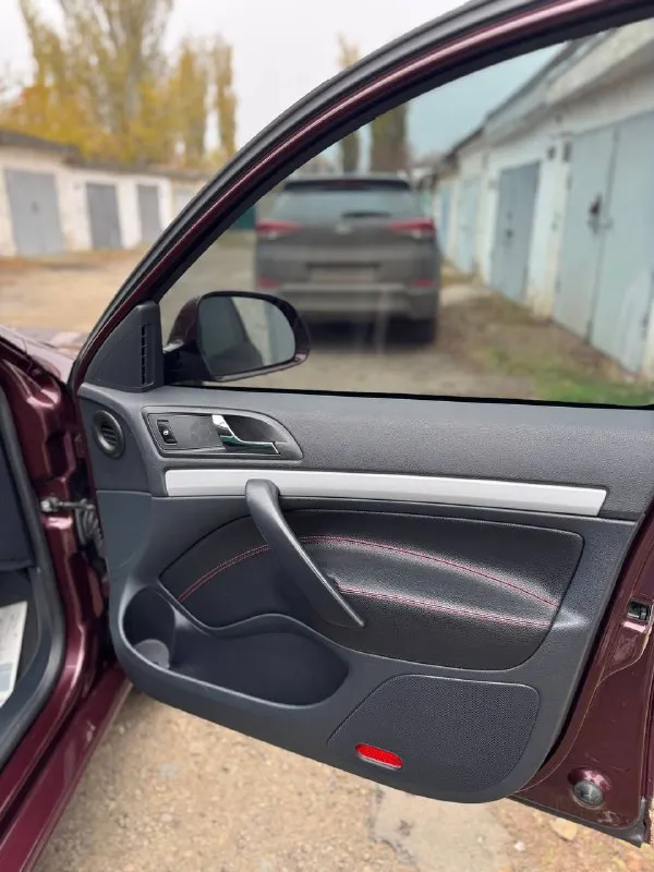 В продаже skoda octavia a5 (2012 г)
1.6 Механика.
141.000 Оригинального пробега✅
1 Хозяин. ( машина местная, не пригон )
Стоит газ. Оборудование ✅
Автомобиль в идеальном состоянии как внешне, так и внутри. Машина отполированна, нанесена керамика ✅
Недавно была сделана полностью ходовая часть.
За машиной ухаживали, денег не жалели.
Кожаный салон в идеальном состоянии.
Работает абсолютно все.
Двигатель на 5+, коробка без замечаний, ходовая 5+ ✅
В машине стоит планшет teyes, 2 комплекта ковриков в подарок.
2 Комплекта колес.
Резина зима новая, лето на литье.
Авто прошло полное т/о
По машине делать абсолютно ничего не нужно, сел - поехал.
Цена: 1.135.000 рублей.
Продаю в связи с покупкой нового авто.
Звонить по номеру +79496072294 ( если недоступен telegram, whatsapp по этому номеру 📱) 🤝
📲 Tg: @valut777
📞 Звоните: +7(949)6072294 - фотография - 3
