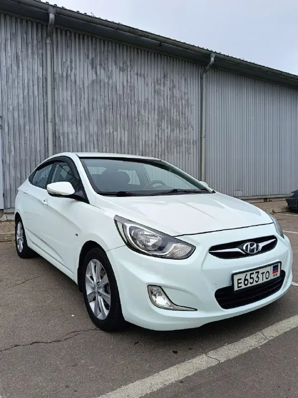 Hyundai accent 2012 года, двигатель 1.6, коробка автомат. Оригинальный пробег 107.000, увеличивается понемногу( вторая машина в семье, до 80.000 есть сервисная книжка).
Покупался в салоне, по птс я первый хозяин, по-факту второй. Уже стоит на учёте 181 регион.
Самая топовая комплектация: 16-дюймовые диски ( запаска тоже), 6 подушек безопасности, электронный контроль устойчивости, система бесключевого доступа с кнопкой запуска двигателя, климат-контроль, bluetooth, заводская камера заднего вида и задний парктроник, обогрев передних сидений, зеркал, заднего стекла и зоны дворников. Сигналка с обратной связью, два ключа, два комплекта дисков.
Из минусов: был скользящий удар в левую сторону, пострадал низ дверей, двери заменил на новые оригинальные hyundai ( все фото предоставлю). Стекла, безопасность, все родное.
В остальном - состояние близко к идеалу для ее возраста, за ваш счёт проверим на любом сто. Цена - 1 000 000.
Обмен не интересует. Аргументированный торг у авто г. Донецка.
+79490153797 - фотография - 1