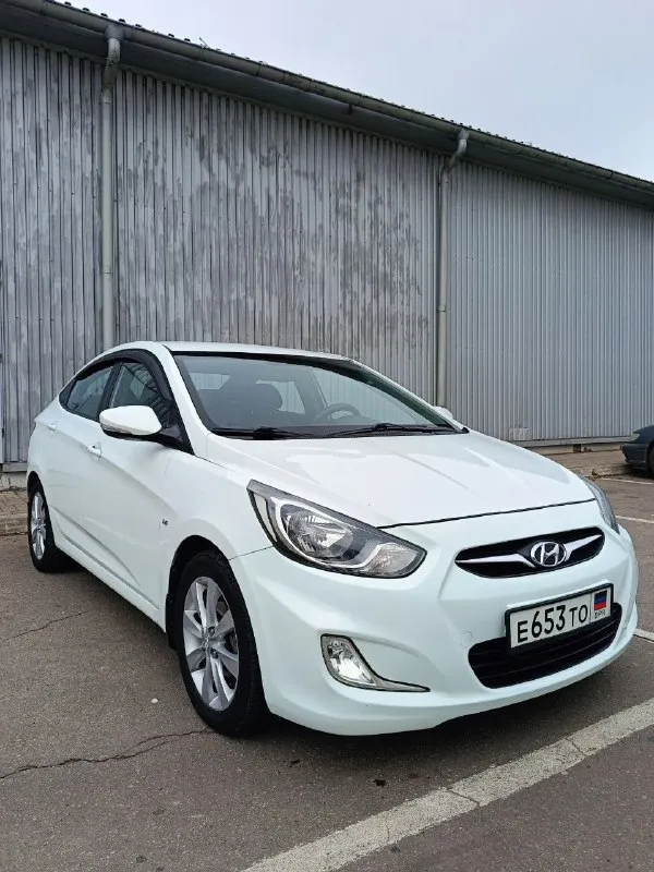 Hyundai accent 2012 года, двигатель 1.6, коробка автомат. Оригинальный пробег 107.000, увеличивается понемногу( вторая машина в семье, до 80.000 есть сервисная книжка).
Покупался в салоне, по птс я первый хозяин, по-факту второй. Уже стоит на учёте 181 регион.
Самая топовая комплектация: 16-дюймовые диски ( запаска тоже), 6 подушек безопасности, электронный контроль устойчивости, система бесключевого доступа с кнопкой запуска двигателя, климат-контроль, bluetooth, заводская камера заднего вида и задний парктроник, обогрев передних сидений, зеркал, заднего стекла и зоны дворников. Сигналка с обратной связью, два ключа, два комплекта дисков.
Из минусов: был скользящий удар в левую сторону, пострадал низ дверей, двери заменил на новые оригинальные hyundai ( все фото предоставлю). Стекла, безопасность, все родное.
В остальном - состояние близко к идеалу для ее возраста, за ваш счёт проверим на любом сто. Цена - 1 000 000.
Обмен не интересует. Аргументированный торг у авто г. Донецка.
+79490153797 - фотография - 2