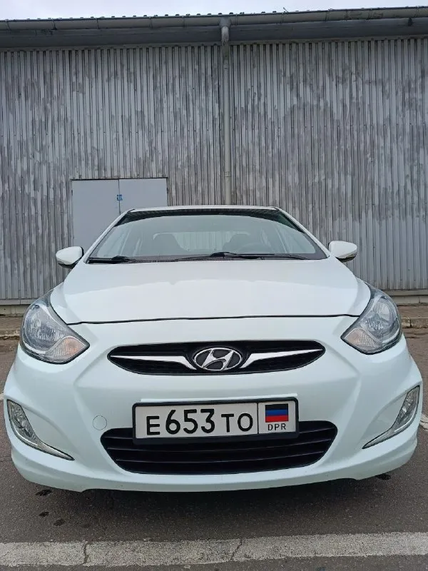 Hyundai accent 2012 года, двигатель 1.6, коробка автомат. Оригинальный пробег 107.000, увеличивается понемногу( вторая машина в семье, до 80.000 есть сервисная книжка).
Покупался в салоне, по птс я первый хозяин, по-факту второй. Уже стоит на учёте 181 регион.
Самая топовая комплектация: 16-дюймовые диски ( запаска тоже), 6 подушек безопасности, электронный контроль устойчивости, система бесключевого доступа с кнопкой запуска двигателя, климат-контроль, bluetooth, заводская камера заднего вида и задний парктроник, обогрев передних сидений, зеркал, заднего стекла и зоны дворников. Сигналка с обратной связью, два ключа, два комплекта дисков.
Из минусов: был скользящий удар в левую сторону, пострадал низ дверей, двери заменил на новые оригинальные hyundai ( все фото предоставлю). Стекла, безопасность, все родное.
В остальном - состояние близко к идеалу для ее возраста, за ваш счёт проверим на любом сто. Цена - 1 000 000.
Обмен не интересует. Аргументированный торг у авто г. Донецка.
+79490153797 - фотография - 3