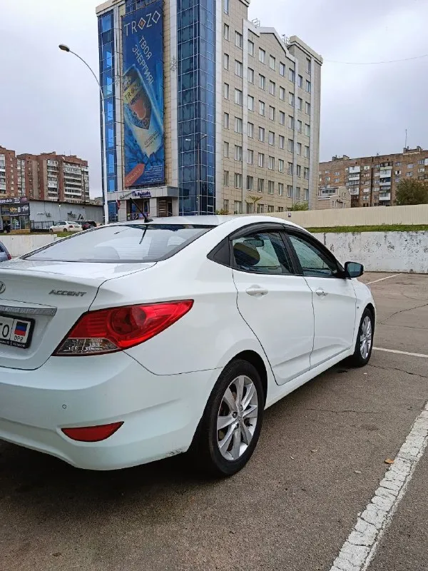 Hyundai accent 2012 года, двигатель 1.6, коробка автомат. Оригинальный пробег 107.000, увеличивается понемногу( вторая машина в семье, до 80.000 есть сервисная книжка).
Покупался в салоне, по птс я первый хозяин, по-факту второй. Уже стоит на учёте 181 регион.
Самая топовая комплектация: 16-дюймовые диски ( запаска тоже), 6 подушек безопасности, электронный контроль устойчивости, система бесключевого доступа с кнопкой запуска двигателя, климат-контроль, bluetooth, заводская камера заднего вида и задний парктроник, обогрев передних сидений, зеркал, заднего стекла и зоны дворников. Сигналка с обратной связью, два ключа, два комплекта дисков.
Из минусов: был скользящий удар в левую сторону, пострадал низ дверей, двери заменил на новые оригинальные hyundai ( все фото предоставлю). Стекла, безопасность, все родное.
В остальном - состояние близко к идеалу для ее возраста, за ваш счёт проверим на любом сто. Цена - 1 000 000.
Обмен не интересует. Аргументированный торг у авто г. Донецка.
+79490153797 - фотография - 4