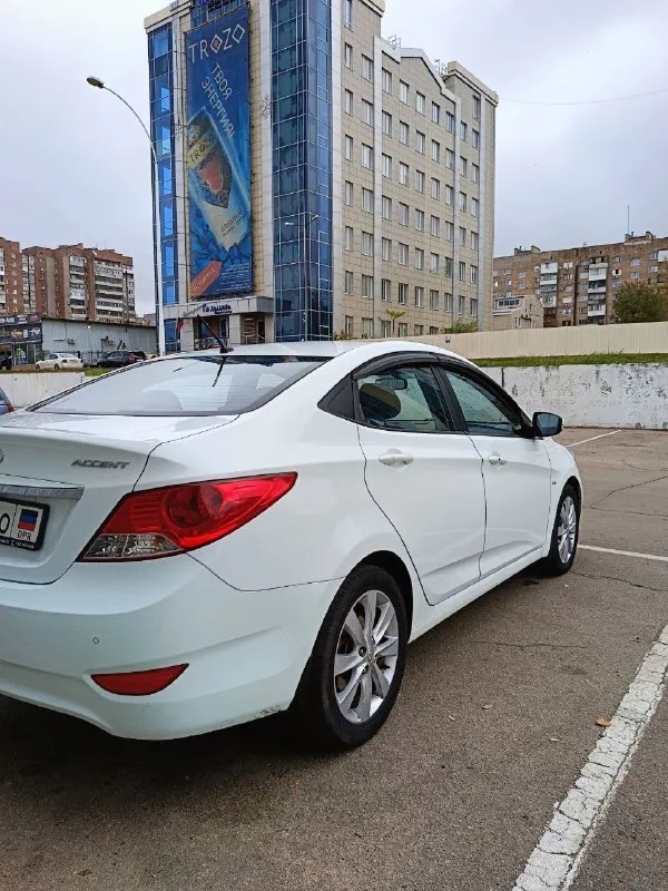 Hyundai accent 2012 года, двигатель 1.6, коробка автомат. Оригинальный пробег 107.000, увеличивается понемногу( вторая машина в семье, до 80.000 есть сервисная книжка).
Покупался в салоне, по птс я первый хозяин, по-факту второй. Уже стоит на учёте 181 регион.
Самая топовая комплектация: 16-дюймовые диски ( запаска тоже), 6 подушек безопасности, электронный контроль устойчивости, система бесключевого доступа с кнопкой запуска двигателя, климат-контроль, bluetooth, заводская камера заднего вида и задний парктроник, обогрев передних сидений, зеркал, заднего стекла и зоны дворников. Сигналка с обратной связью, два ключа, два комплекта дисков.
Из минусов: был скользящий удар в левую сторону, пострадал низ дверей, двери заменил на новые оригинальные hyundai ( все фото предоставлю). Стекла, безопасность, все родное.
В остальном - состояние близко к идеалу для ее возраста, за ваш счёт проверим на любом сто. Цена - 1 000 000.
Обмен не интересует. Аргументированный торг у авто г. Донецка.
+79490153797 - фотография - 5