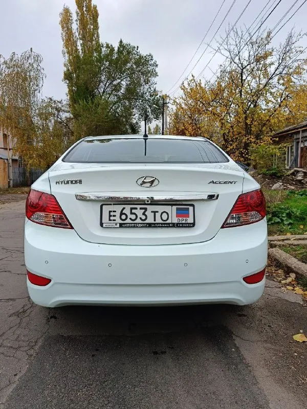 Hyundai accent 2012 года, двигатель 1.6, коробка автомат. Оригинальный пробег 107.000, увеличивается понемногу( вторая машина в семье, до 80.000 есть сервисная книжка).
Покупался в салоне, по птс я первый хозяин, по-факту второй. Уже стоит на учёте 181 регион.
Самая топовая комплектация: 16-дюймовые диски ( запаска тоже), 6 подушек безопасности, электронный контроль устойчивости, система бесключевого доступа с кнопкой запуска двигателя, климат-контроль, bluetooth, заводская камера заднего вида и задний парктроник, обогрев передних сидений, зеркал, заднего стекла и зоны дворников. Сигналка с обратной связью, два ключа, два комплекта дисков.
Из минусов: был скользящий удар в левую сторону, пострадал низ дверей, двери заменил на новые оригинальные hyundai ( все фото предоставлю). Стекла, безопасность, все родное.
В остальном - состояние близко к идеалу для ее возраста, за ваш счёт проверим на любом сто. Цена - 1 000 000.
Обмен не интересует. Аргументированный торг у авто г. Донецка.
+79490153797 - фотография - 6