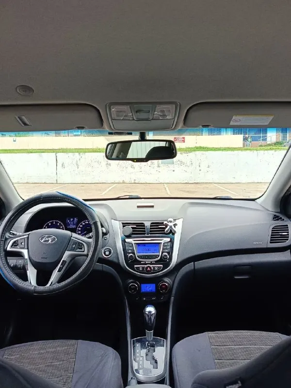 Hyundai accent 2012 года, двигатель 1.6, коробка автомат. Оригинальный пробег 107.000, увеличивается понемногу( вторая машина в семье, до 80.000 есть сервисная книжка).
Покупался в салоне, по птс я первый хозяин, по-факту второй. Уже стоит на учёте 181 регион.
Самая топовая комплектация: 16-дюймовые диски ( запаска тоже), 6 подушек безопасности, электронный контроль устойчивости, система бесключевого доступа с кнопкой запуска двигателя, климат-контроль, bluetooth, заводская камера заднего вида и задний парктроник, обогрев передних сидений, зеркал, заднего стекла и зоны дворников. Сигналка с обратной связью, два ключа, два комплекта дисков.
Из минусов: был скользящий удар в левую сторону, пострадал низ дверей, двери заменил на новые оригинальные hyundai ( все фото предоставлю). Стекла, безопасность, все родное.
В остальном - состояние близко к идеалу для ее возраста, за ваш счёт проверим на любом сто. Цена - 1 000 000.
Обмен не интересует. Аргументированный торг у авто г. Донецка.
+79490153797 - фотография - 7