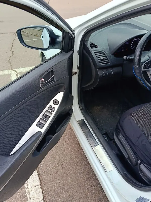 Hyundai accent 2012 года, двигатель 1.6, коробка автомат. Оригинальный пробег 107.000, увеличивается понемногу( вторая машина в семье, до 80.000 есть сервисная книжка).
Покупался в салоне, по птс я первый хозяин, по-факту второй. Уже стоит на учёте 181 регион.
Самая топовая комплектация: 16-дюймовые диски ( запаска тоже), 6 подушек безопасности, электронный контроль устойчивости, система бесключевого доступа с кнопкой запуска двигателя, климат-контроль, bluetooth, заводская камера заднего вида и задний парктроник, обогрев передних сидений, зеркал, заднего стекла и зоны дворников. Сигналка с обратной связью, два ключа, два комплекта дисков.
Из минусов: был скользящий удар в левую сторону, пострадал низ дверей, двери заменил на новые оригинальные hyundai ( все фото предоставлю). Стекла, безопасность, все родное.
В остальном - состояние близко к идеалу для ее возраста, за ваш счёт проверим на любом сто. Цена - 1 000 000.
Обмен не интересует. Аргументированный торг у авто г. Донецка.
+79490153797 - фотография - 8