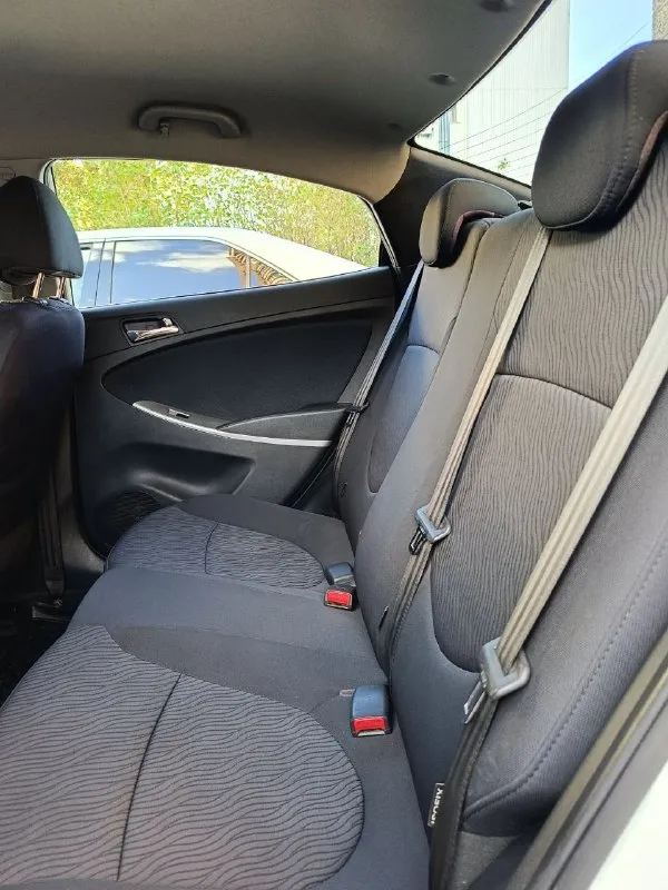 Hyundai accent 2012 года, двигатель 1.6, коробка автомат. Оригинальный пробег 107.000, увеличивается понемногу( вторая машина в семье, до 80.000 есть сервисная книжка).
Покупался в салоне, по птс я первый хозяин, по-факту второй. Уже стоит на учёте 181 регион.
Самая топовая комплектация: 16-дюймовые диски ( запаска тоже), 6 подушек безопасности, электронный контроль устойчивости, система бесключевого доступа с кнопкой запуска двигателя, климат-контроль, bluetooth, заводская камера заднего вида и задний парктроник, обогрев передних сидений, зеркал, заднего стекла и зоны дворников. Сигналка с обратной связью, два ключа, два комплекта дисков.
Из минусов: был скользящий удар в левую сторону, пострадал низ дверей, двери заменил на новые оригинальные hyundai ( все фото предоставлю). Стекла, безопасность, все родное.
В остальном - состояние близко к идеалу для ее возраста, за ваш счёт проверим на любом сто. Цена - 1 000 000.
Обмен не интересует. Аргументированный торг у авто г. Донецка.
+79490153797 - фотография - 9