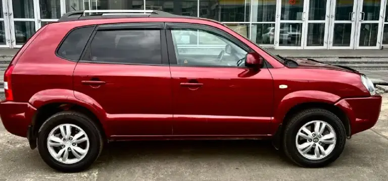 Продам идеальный hyundai tucson 2.0 бензин. Коробка автомат
2008 Год выпуска
Кузов в отличном состоянии в родном окрасе!
Техническое состояние — превосходное! Недавно было проведено полное техническое обслуживание. Все стекла оригинальные, а геометрия кузова идеально ровная. Безопасность на высшем уровне, все герметики завод. Двигатель работает как часы: тихо, быстро. Автоматическая коробка передач переключается мягко и легко. Ходовая часть не имеет стуков. На машине установлены диски r16 на хорошей резине.
Комплектация богатая: климат-контроль, подогревы сидений, гидроусилитель руля, подушки безопасности airbag, система abs, электрическая регулировка зеркал с обогревом, электрические стеклоподъёмники с доводчиками и сигнализация. Дополнительно установлены мультимедиа с bluetooth, качественная аудиосистема и тонировка задней полусферы. Ржавчины и гнили нет нигде. Днище, пороги, стаканы, лонжероны — всё целое!цена 885.000₽ торг!все вопросы по телефону +79493578236 - фотография - 6
