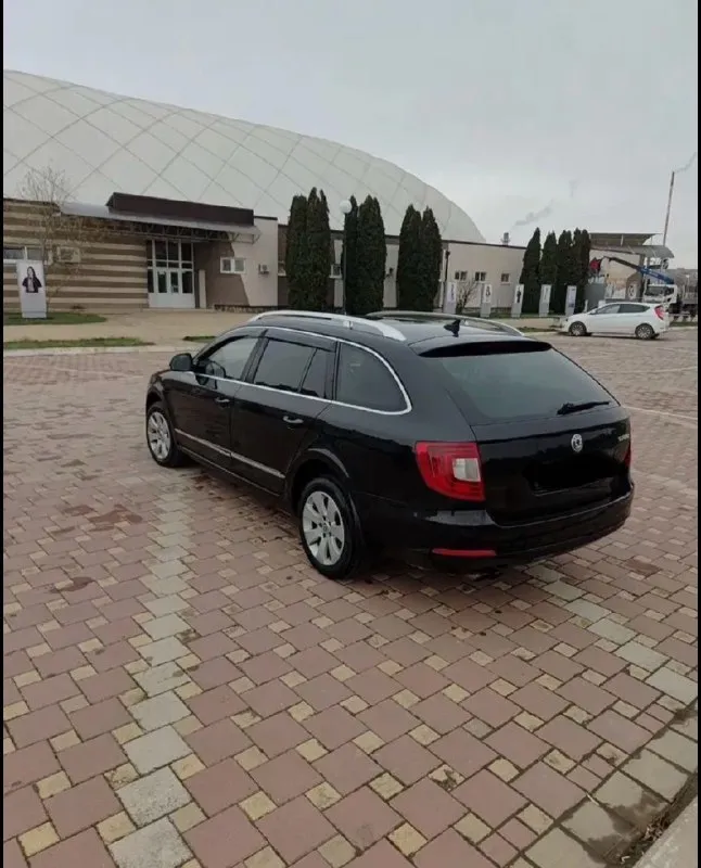 Skoda superb, 2012г, 2.0 коробка автомат, пробег 190000тыс. , расход 6.5л - 7л, трасса 5.5л, комплектация максимальная - без ключевой доступ - старт-стоп - датчики давления в шинах, дождя и света - адаптивные поворотные линзы с led лампами - адаптивные туманки - панорамная крыша - 4-х зонный климат контроль - круиз контроль - многофункциональный бортовой компьютер - кожаные сидения с электро-приводом, памятью и подкачкой поясницы - электро-привод багажника - подогревы передних и задних сидений - парктроник - мультируль - подрулевые лепестки - cd, mp3, usb, bluetooth, aux и отличная аудио система состояние мотора отличное, не дымит не троит и работает ровно, коробка на отлично без пинков и рывков, ходовая в порядке ничего не стучит. Новая зимняя резина очень вместительный семейный автомобиль с высоким клиренсом документы в порядке, переоформление без проблем цена: 690.000₽ +79493145540
📞 Звоните: +7(949)3145540 - фотография - 3