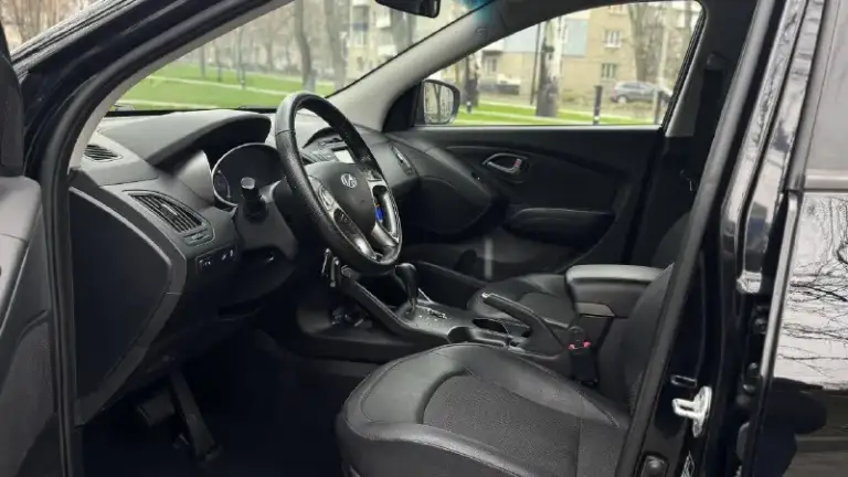 Тел. +79496447941
Продам hyundai ix35 2014г. В идеальном состоянии! По автомобилю делать не чего не надо!! Готов ехать на любые проверки за ваш счёт!
Стёкла все заводские включая лобовое!
Птс оригинал
Один владелец по птс!
Переоформление в мрэо
Комплектация
Двигатель 2.0 бензин
Пробег 187т
Abs
Esp
Airbag
Круиз контроль
Бортовой компьютер
Кожаный салон
Камера заднего хода
Помощь при спуске
Подогрев сидений
Подогрев зеркал
Parktronic
Электро слаживания зеркал
Двухзонный климат контроль
4 Стеклоподъемника
2 Ключа
Хорошая резина
Цена 1.335.000т. Р
Очень срочно торг
Возможно продажа в кредит
📲 Tg: @artur_dadunia
📞 Звоните: +7(949)6447941 - фотография - 7
