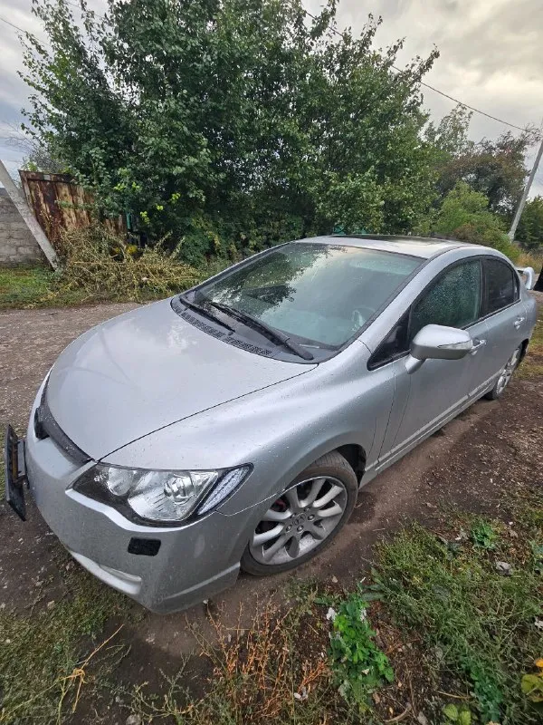 Продам honda civic 4d 2006 год я собственник, переоформление без проблем
285 000 Пробега
Двигатель 1.8 на 140 л. С. Едет бодро.
Замена масла каждые 7-8т км.
Коробка 6ст. Механика без нареканий (заменены все подшипники, сальники и масло 10т км назад, а так же сцепление и выжимной.
По ходовой требуется заменить втулки и стойки стабилизаторов. В остальном всё в порядке.
По кузову в связи с возрастом есть к чему приложить руки.
Имеются незначительные рыжики на задних арках. Сами пороги и арки переваривались и обрабатывались летом прошлого года.
Стоит хороший свет (линзы + новые стекла)
Установлена хорошая музыка
Лето 17 диски с аккорда
Зима 16 штампы с шипованной резиной.
Цена 600к
Территориально машина находится в макеевке
+79493812865 - фотография - 2