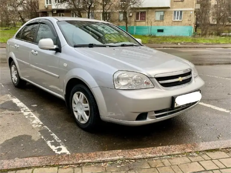 Продам chevrolet lacetti 2011 года выпуска. Пробег 120 тыс. Родной, не крученый, не открученный, подтвержден автотекой. 2 владельца за всю историю, мной куплен в 2014 году у первого собственника. Без дтп, весь в родном окрасе, кроме двух дверей, была царапина глубокая. Без рыжиков, без гнили и прочей ерунды. Пороги дно, все целое. Мотор, подвеска, кпп, без нареканий, все обслужено и поменяно, из недавнего, комплект грм, тормозные колодки, все жидкости включая масло в кпп. Салон целый, приятный, хорошая музыка, хорошая комплектация. Авто на полном уверенном ходу. Нет никаких течей, стуков, скрипов. Масложора нет. Два комплекта шин, оба комплекта на дисках, зима шипы r14 на штампах 2 сезона, остаток 7,5 мм, лето новое r15 на новых литых дисках. За автомобиль не стыдно, уверен во всем, еще на долгое время без вложений. Переоформление без проблем, буду присутствовать. Цена 595000 рублей. Торг у капота. Осмотр донецк, ильича. По договоренности подъеду куда будет нужно
+79494755896 - фотография - 1
