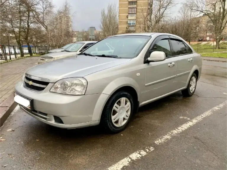 Продам chevrolet lacetti 2011 года выпуска. Пробег 120 тыс. Родной, не крученый, не открученный, подтвержден автотекой. 2 владельца за всю историю, мной куплен в 2014 году у первого собственника. Без дтп, весь в родном окрасе, кроме двух дверей, была царапина глубокая. Без рыжиков, без гнили и прочей ерунды. Пороги дно, все целое. Мотор, подвеска, кпп, без нареканий, все обслужено и поменяно, из недавнего, комплект грм, тормозные колодки, все жидкости включая масло в кпп. Салон целый, приятный, хорошая музыка, хорошая комплектация. Авто на полном уверенном ходу. Нет никаких течей, стуков, скрипов. Масложора нет. Два комплекта шин, оба комплекта на дисках, зима шипы r14 на штампах 2 сезона, остаток 7,5 мм, лето новое r15 на новых литых дисках. За автомобиль не стыдно, уверен во всем, еще на долгое время без вложений. Переоформление без проблем, буду присутствовать. Цена 595000 рублей. Торг у капота. Осмотр донецк, ильича. По договоренности подъеду куда будет нужно
+79494755896 - фотография - 2
