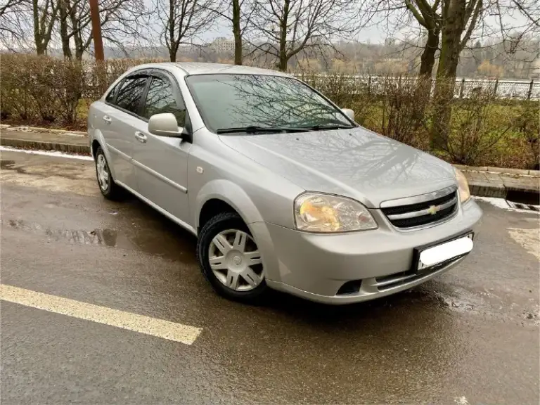 Продам chevrolet lacetti 2011 года выпуска. Пробег 120 тыс. Родной, не крученый, не открученный, подтвержден автотекой. 2 владельца за всю историю, мной куплен в 2014 году у первого собственника. Без дтп, весь в родном окрасе, кроме двух дверей, была царапина глубокая. Без рыжиков, без гнили и прочей ерунды. Пороги дно, все целое. Мотор, подвеска, кпп, без нареканий, все обслужено и поменяно, из недавнего, комплект грм, тормозные колодки, все жидкости включая масло в кпп. Салон целый, приятный, хорошая музыка, хорошая комплектация. Авто на полном уверенном ходу. Нет никаких течей, стуков, скрипов. Масложора нет. Два комплекта шин, оба комплекта на дисках, зима шипы r14 на штампах 2 сезона, остаток 7,5 мм, лето новое r15 на новых литых дисках. За автомобиль не стыдно, уверен во всем, еще на долгое время без вложений. Переоформление без проблем, буду присутствовать. Цена 595000 рублей. Торг у капота. Осмотр донецк, ильича. По договоренности подъеду куда будет нужно
+79494755896 - фотография - 3