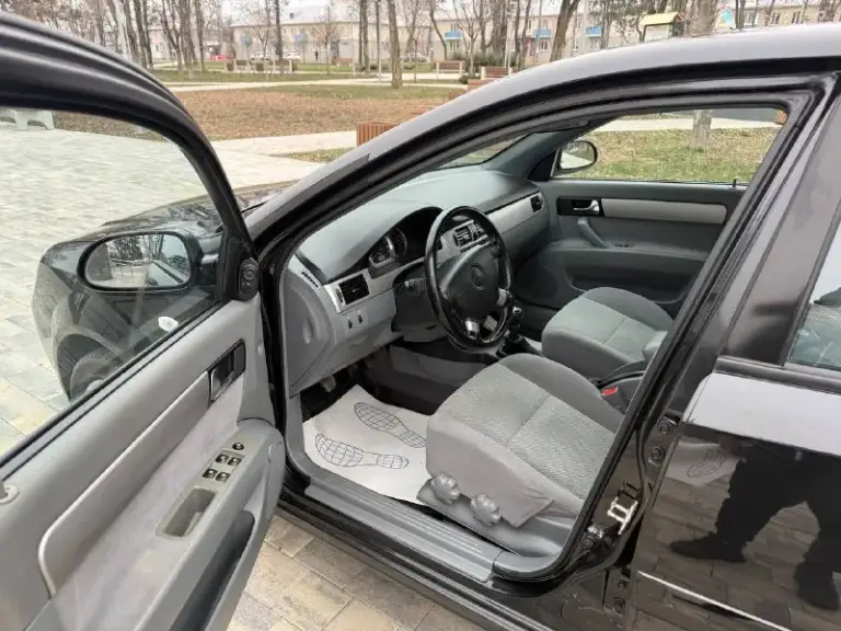 Chevrolet lacetti 2008 г. Автомобиль в идеальном состоянии с родным пробегом 108 тыс автомобиль находился в одной семье перерегистрация была с мужа на жену, пробег 100% родной, эксплуатировался без дтп все стёкла в круг родные автомобиль очень хорошо сохранился в салоне никогда не курили техническая часть полностью обслужена и не требует никаких вниманий, по всем вопросам звоните цена 700 тыс руб осмотр город мариуполь +79497221071 - фотография - 10