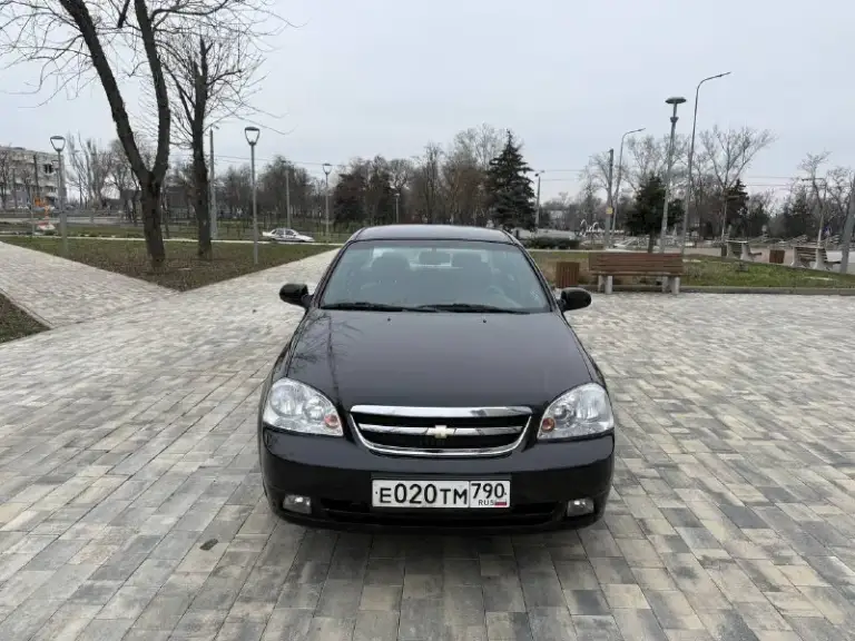 Chevrolet lacetti 2008 г. Автомобиль в идеальном состоянии с родным пробегом 108 тыс автомобиль находился в одной семье перерегистрация была с мужа на жену, пробег 100% родной, эксплуатировался без дтп все стёкла в круг родные автомобиль очень хорошо сохранился в салоне никогда не курили техническая часть полностью обслужена и не требует никаких вниманий, по всем вопросам звоните цена 700 тыс руб осмотр город мариуполь +79497221071 - фотография - 3
