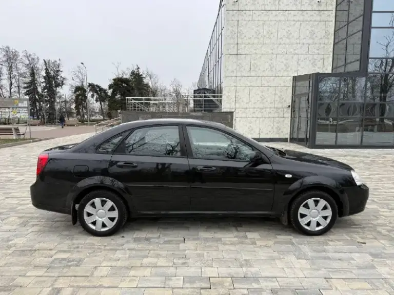 Chevrolet lacetti 2008 г. Автомобиль в идеальном состоянии с родным пробегом 108 тыс автомобиль находился в одной семье перерегистрация была с мужа на жену, пробег 100% родной, эксплуатировался без дтп все стёкла в круг родные автомобиль очень хорошо сохранился в салоне никогда не курили техническая часть полностью обслужена и не требует никаких вниманий, по всем вопросам звоните цена 700 тыс руб осмотр город мариуполь +79497221071 - фотография - 4