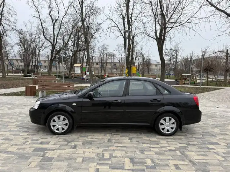 Chevrolet lacetti 2008 г. Автомобиль в идеальном состоянии с родным пробегом 108 тыс автомобиль находился в одной семье перерегистрация была с мужа на жену, пробег 100% родной, эксплуатировался без дтп все стёкла в круг родные автомобиль очень хорошо сохранился в салоне никогда не курили техническая часть полностью обслужена и не требует никаких вниманий, по всем вопросам звоните цена 700 тыс руб осмотр город мариуполь +79497221071 - фотография - 8