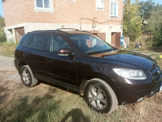 Продам hyundai santa fe 2, 2,7 at, 2008 г. , стоит газ-евро 4. Пробег 190 тысяч коробка автомат, обыкновенный, надежный, переключает отлично во всех режимах. Ходовая автомобиля на отлично. Отключаемый полный привод. Комплектация gls: складывание зеркал, двузонный климат-контроль, мультируль, 3 ряда сидений (7 мест), туманки перед-зад, фаркоп. Зимняя резина в придачу. В дтп не когда не участвовал. По документам : я собственник. Ц.1млн. Р. (торг у капота). Т. 79494801159
📞 Звоните: +7(949)4801159 - фотография - 1