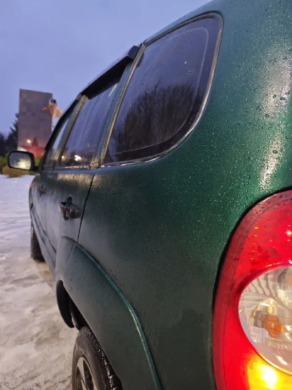 Продам chevrolet ниву 4х4, 2006 года.
Документы птс, стс, дкп.
1.7, Инжектор, бодрый.
Кпп - 5, все на месте.
Ходовая в порядке, не гремит.
Раздатка работает чётко.
Кузов целый, не гнилой, не ржавый.
Гур, электро стекла, музыка, центральный замок, на красивом литье. Салон теплый, не где не задувает.
Цена 365.000 рублей, торг уместен.
Енакиево
+79495819526
📲 Tg: митя
📞 Звоните: +7(949)5819526 - фотография - 5
