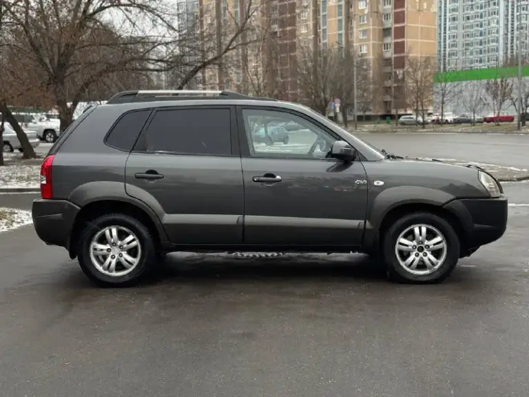 В продаже автомобиль hyundai tucson 2008 года выпуска
Возможен обмен
Автомобиль в отличном состоянии! 1 владелец! 2 ключа, сервисные книги. 187.000 км пробег
2.7 Бензин, работает отлично, не троит и не дымит. Полностью обслужен! Коробка передач обычный автомат, переключает идеально, без пинков и рывков. Ходовая также обслужена. Полный привод! Кожаный салон в отличном состоянии
По документам полный порядок, возможен любой вид переоформления
Осмотр донецк
Цена 860.000 ₽, возможен торг у автомобиля!
☎️ +7 (949) 628-72-17
📞 Звоните: +7(949)6287217 - фотография - 5