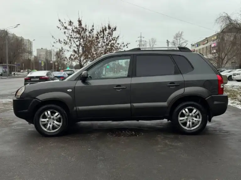 В продаже автомобиль hyundai tucson 2008 года выпуска
Возможен обмен
Автомобиль в отличном состоянии! 1 владелец! 2 ключа, сервисные книги. 187.000 км пробег
2.7 Бензин, работает отлично, не троит и не дымит. Полностью обслужен! Коробка передач обычный автомат, переключает идеально, без пинков и рывков. Ходовая также обслужена. Полный привод! Кожаный салон в отличном состоянии
По документам полный порядок, возможен любой вид переоформления
Осмотр донецк
Цена 860.000 ₽, возможен торг у автомобиля!
☎️ +7 (949) 628-72-17
📞 Звоните: +7(949)6287217 - фотография - 6