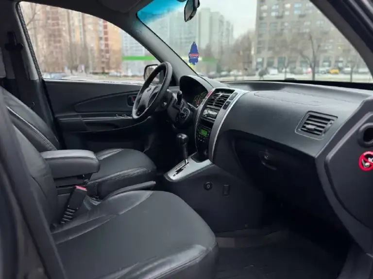 В продаже автомобиль hyundai tucson 2008 года выпуска
Возможен обмен
Автомобиль в отличном состоянии! 1 владелец! 2 ключа, сервисные книги. 187.000 км пробег
2.7 Бензин, работает отлично, не троит и не дымит. Полностью обслужен! Коробка передач обычный автомат, переключает идеально, без пинков и рывков. Ходовая также обслужена. Полный привод! Кожаный салон в отличном состоянии
По документам полный порядок, возможен любой вид переоформления
Осмотр донецк
Цена 860.000 ₽, возможен торг у автомобиля!
☎️ +7 (949) 628-72-17
📞 Звоните: +7(949)6287217 - фотография - 7