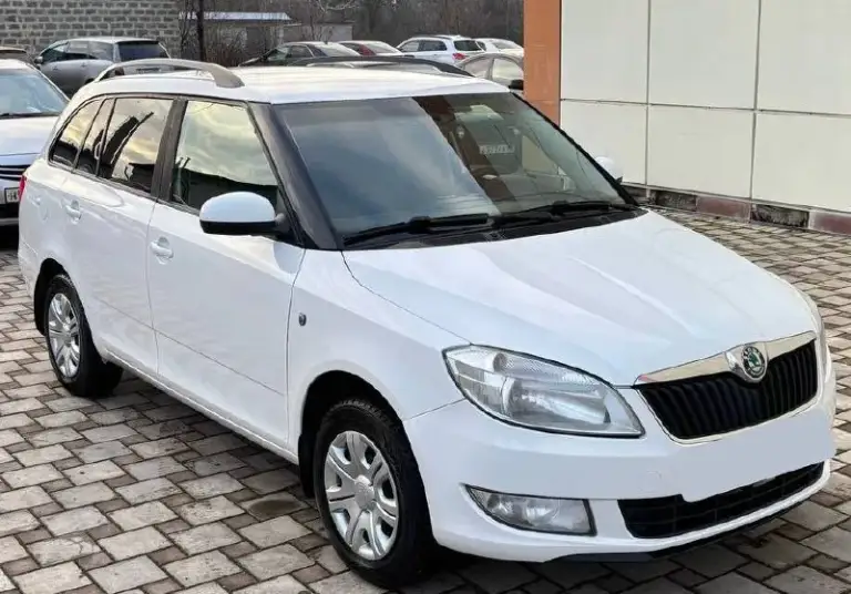 Срочно ‼️
Продам skoda fabia 2011г.
В кузове универсал!
Автомобиль в прекрасном состоянии, абсолютно без вложений!
Кузов оцинкованный!
Соответственно гниль и ржавчина отсутствует!
Все герметики и швы завод!
Остекление оригинальное!
Двигатель 1.4 86л. С.
Работает ровно и тихо,
Без посторонних шумов!
Масло не расходует.
Кпп механика!
Переключается плавно!
Без хрустов и вылетов.
Ходовая часть на 5/5,
Без каких либо стуков скрипов и прочего!
По комплектации:
Гидроусилитель руля, кондиционер(рабочий),
Система abs,
Микролифт передних сидений,
Серво руль,
Руль на вылет, стеклоподъёмники,
Электро зеркала,
Подогрев зеркал и заднего стекла,
Подогрев сидений,
Бортовой компьютер,
Два ключа.
Документы кристально чистые, оформление в мрэо без проблем!
Цена 600.000т/р торг.
Тел: +7 (949) 426-74-93,
Тел: +7 (949) 567-63-44,
Telegram по этим номерам!
Продажа срочная ‼️ - фотография - 2