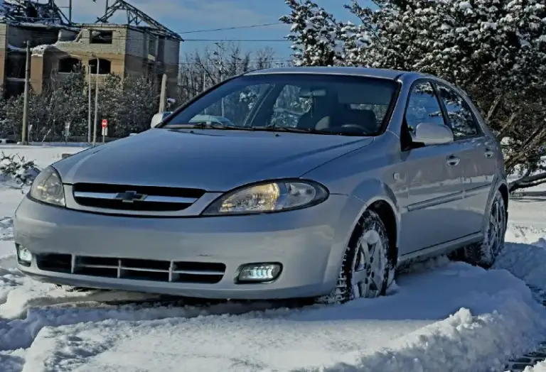 Chevrolet lacetti.
Год выпуска 2009,
Пробег 206000 км.
Мкпп 5-ступенчатая механика.
Г. Донецк.
Тел. +79494491943.
Авто в хорошем.
Состояние как внешнее, так и техническое без гнили, коррозии и ржавчины. Остекление заводское, в том числе и лобовое, в дтп не участвовала, в родном окрасе (только косметика). Все швы и герметики заводские. Не одна деталь не один болтик не крутился,
Техническое состояние без нареканий. Подвеска обслужена. Масло фильтра все жидкости заменены.
Мотор работает как швейцарские часы.
Масло не расходует, не дымит,
Не троит.
Салон целый чистый и опрятный комплектация:
Полный электропакет.
Кондиционер
(Холодит как сумасшедший), abs, srs, airbag, гидроусилитель руля электроподъемники всех стекол с давотчиками, электрозеркала, с подогревом
Led-противотуманки, корректор фар центральный замок, сигнализацыя sheriff с обратной связью и автозапуском парк-троник-заднего хода,
Литые диски на хорошей зимней резине kumho r15.

Г. Донецк
Цена.600.000 хороший торг - фотография - 2