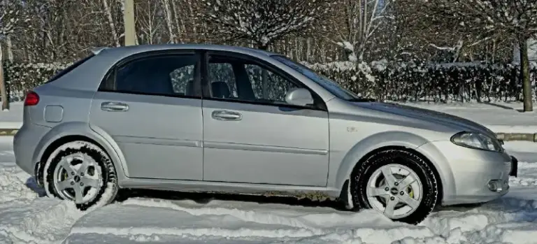Chevrolet lacetti.
Год выпуска 2009,
Пробег 206000 км.
Мкпп 5-ступенчатая механика.
Г. Донецк.
Тел. +79494491943.
Авто в хорошем.
Состояние как внешнее, так и техническое без гнили, коррозии и ржавчины. Остекление заводское, в том числе и лобовое, в дтп не участвовала, в родном окрасе (только косметика). Все швы и герметики заводские. Не одна деталь не один болтик не крутился,
Техническое состояние без нареканий. Подвеска обслужена. Масло фильтра все жидкости заменены.
Мотор работает как швейцарские часы.
Масло не расходует, не дымит,
Не троит.
Салон целый чистый и опрятный комплектация:
Полный электропакет.
Кондиционер
(Холодит как сумасшедший), abs, srs, airbag, гидроусилитель руля электроподъемники всех стекол с давотчиками, электрозеркала, с подогревом
Led-противотуманки, корректор фар центральный замок, сигнализацыя sheriff с обратной связью и автозапуском парк-троник-заднего хода,
Литые диски на хорошей зимней резине kumho r15.

Г. Донецк
Цена.600.000 хороший торг - фотография - 5