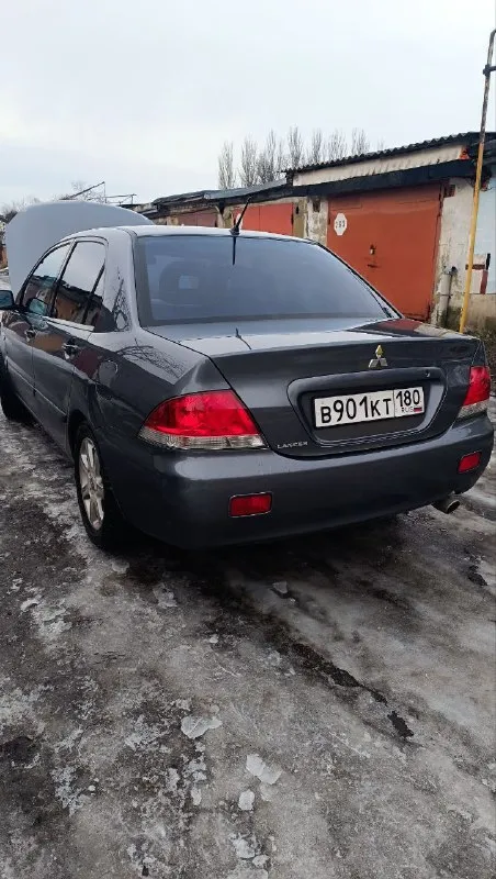 Продам автомобиль лансер девять в хорошем состоянии в машину  вкладывать вообще ничего не надо сел и поехал, на интересующие воросы звоните спрашивайте. Передняя полусфера стекол тонирована атермальной пленкой (по госту проходит) задняя итальянской с фиолетовым оттенком все расходники заменены полная информация что когда менялось на каком пробеге сохранена, так-же с машиной отдам стекла передних дверей затонированных в такую же плёнку как задняя часть автомобиля, стекла были поменены для перигистрация автомобиля  на российские номера. 2 ключа оригинальных,
2 Брелка в сигнализации с дисплеем. 79494749155
Прошу 750000руб. - фотография - 7