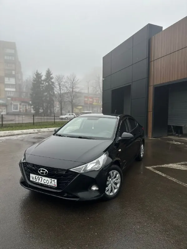 🔥 Hyundai solaris ii рестайлинг 2021 | 1.6 at | чёрный 🔥
💥 Один из лучших вариантов на рынке по цене и состоянию
Пробег 95 000 км.

Продам надёжный, ухоженный solaris, без скрытых проблем и вложений.
Автомобиль полностью обслужен — сел и поехал.

Параметры:
• 2021 Год, рестайлинг
• 1.6 Бензин
• Надёжный автомат
• Передний привод
• Чёрный цвет (смотрится дорого)

Состояние — честное:
✅ Двигатель работает ровно
✅ Акпп без пинков и задержек
✅ Подвеска без стуков
✅ Салон чистый, не прокуренный
✅ Все функции работают

Комплектация
• Кондиционер
• Подогревы сидений и руля
• Мультимедиа bluetooth / usb
• Электростеклоподъёмники
• Abs / esp / подушки безопасности

💰 Цена: 1 550 000 ₽
⚡ Цена актуальна несколько дней
🤝 Торг минимальный, только при осмотре.
📍 Осмотр: (донецк/макеевка)

+79494562989 - фотография - 2