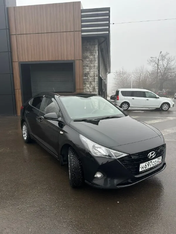 🔥 Hyundai solaris ii рестайлинг 2021 | 1.6 at | чёрный 🔥
💥 Один из лучших вариантов на рынке по цене и состоянию
Пробег 95 000 км.

Продам надёжный, ухоженный solaris, без скрытых проблем и вложений.
Автомобиль полностью обслужен — сел и поехал.

Параметры:
• 2021 Год, рестайлинг
• 1.6 Бензин
• Надёжный автомат
• Передний привод
• Чёрный цвет (смотрится дорого)

Состояние — честное:
✅ Двигатель работает ровно
✅ Акпп без пинков и задержек
✅ Подвеска без стуков
✅ Салон чистый, не прокуренный
✅ Все функции работают

Комплектация
• Кондиционер
• Подогревы сидений и руля
• Мультимедиа bluetooth / usb
• Электростеклоподъёмники
• Abs / esp / подушки безопасности

💰 Цена: 1 550 000 ₽
⚡ Цена актуальна несколько дней
🤝 Торг минимальный, только при осмотре.
📍 Осмотр: (донецк/макеевка)

+79494562989 - фотография - 3