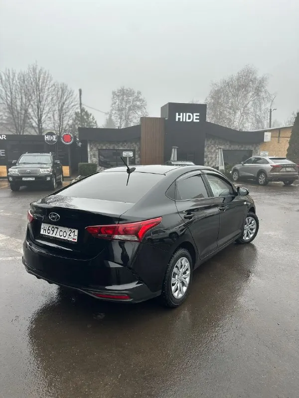 🔥 Hyundai solaris ii рестайлинг 2021 | 1.6 at | чёрный 🔥
💥 Один из лучших вариантов на рынке по цене и состоянию
Пробег 95 000 км.

Продам надёжный, ухоженный solaris, без скрытых проблем и вложений.
Автомобиль полностью обслужен — сел и поехал.

Параметры:
• 2021 Год, рестайлинг
• 1.6 Бензин
• Надёжный автомат
• Передний привод
• Чёрный цвет (смотрится дорого)

Состояние — честное:
✅ Двигатель работает ровно
✅ Акпп без пинков и задержек
✅ Подвеска без стуков
✅ Салон чистый, не прокуренный
✅ Все функции работают

Комплектация
• Кондиционер
• Подогревы сидений и руля
• Мультимедиа bluetooth / usb
• Электростеклоподъёмники
• Abs / esp / подушки безопасности

💰 Цена: 1 550 000 ₽
⚡ Цена актуальна несколько дней
🤝 Торг минимальный, только при осмотре.
📍 Осмотр: (донецк/макеевка)

+79494562989 - фотография - 6