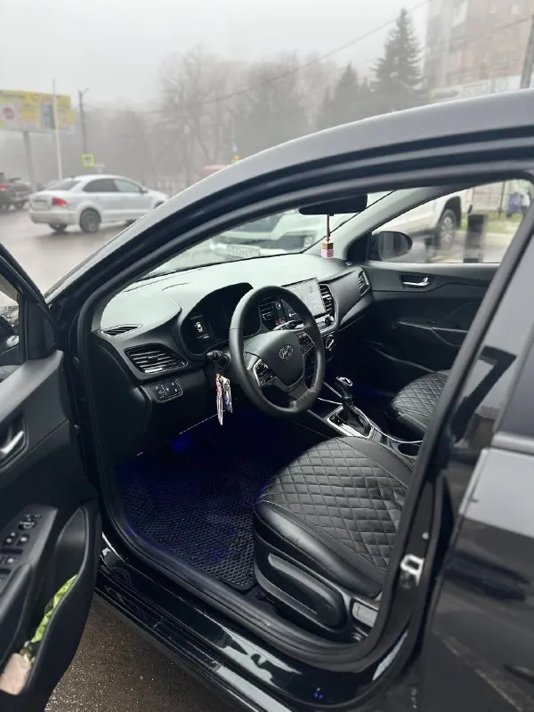 🔥 Hyundai solaris ii рестайлинг 2021 | 1.6 at | чёрный 🔥
💥 Один из лучших вариантов на рынке по цене и состоянию
Пробег 95 000 км.

Продам надёжный, ухоженный solaris, без скрытых проблем и вложений.
Автомобиль полностью обслужен — сел и поехал.

Параметры:
• 2021 Год, рестайлинг
• 1.6 Бензин
• Надёжный автомат
• Передний привод
• Чёрный цвет (смотрится дорого)

Состояние — честное:
✅ Двигатель работает ровно
✅ Акпп без пинков и задержек
✅ Подвеска без стуков
✅ Салон чистый, не прокуренный
✅ Все функции работают

Комплектация
• Кондиционер
• Подогревы сидений и руля
• Мультимедиа bluetooth / usb
• Электростеклоподъёмники
• Abs / esp / подушки безопасности

💰 Цена: 1 550 000 ₽
⚡ Цена актуальна несколько дней
🤝 Торг минимальный, только при осмотре.
📍 Осмотр: (донецк/макеевка)

+79494562989 - фотография - 8