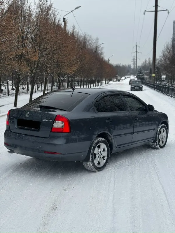 Продам skoda octavia a5 2013г. В двигатель 1.8 коробка автомат автомобиль в отличном состоянии как внешне так и технически, мотор в идеале, масло от замены до замены, никаких ошибок нет, тяга отличная, коробка отлично, по ходовой делать ничего не нужно, по салону все отлично чистый опрятный, не затертый, кузов как на фото) два комплекта резины комплектация максимальная •кожа • ксеноновые фары с адаптивом, омывателем фар • задние парктроники • подогревы всех сидений • 2-х зонный климат контроль • отличная музыкальная система с блютузом и тд • круиз контроль и тд по электрике работает абсолютно все, кондик холодит осмотр макеевка цена 990.000 торг реальному покупателю! Осмотр макеевка номер для связи +79493148801/тг
📞 Звоните: +7(949)3148801 - фотография - 5