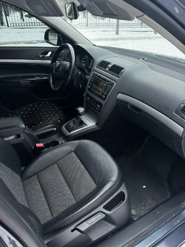 Продам skoda octavia a5 2013г. В двигатель 1.8 коробка автомат автомобиль в отличном состоянии как внешне так и технически, мотор в идеале, масло от замены до замены, никаких ошибок нет, тяга отличная, коробка отлично, по ходовой делать ничего не нужно, по салону все отлично чистый опрятный, не затертый, кузов как на фото) два комплекта резины комплектация максимальная •кожа • ксеноновые фары с адаптивом, омывателем фар • задние парктроники • подогревы всех сидений • 2-х зонный климат контроль • отличная музыкальная система с блютузом и тд • круиз контроль и тд по электрике работает абсолютно все, кондик холодит осмотр макеевка цена 990.000 торг реальному покупателю! Осмотр макеевка номер для связи +79493148801/тг
📞 Звоните: +7(949)3148801 - фотография - 7