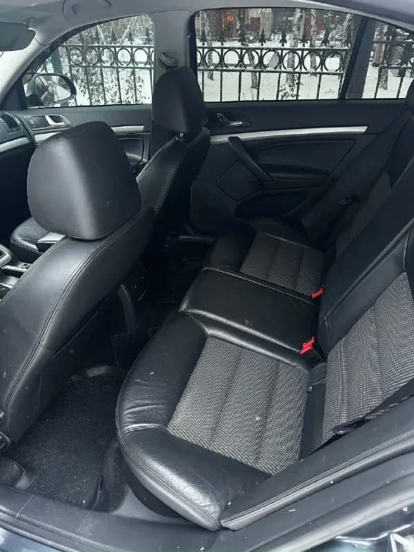 Продам skoda octavia a5 2013г. В двигатель 1.8 коробка автомат автомобиль в отличном состоянии как внешне так и технически, мотор в идеале, масло от замены до замены, никаких ошибок нет, тяга отличная, коробка отлично, по ходовой делать ничего не нужно, по салону все отлично чистый опрятный, не затертый, кузов как на фото) два комплекта резины комплектация максимальная •кожа • ксеноновые фары с адаптивом, омывателем фар • задние парктроники • подогревы всех сидений • 2-х зонный климат контроль • отличная музыкальная система с блютузом и тд • круиз контроль и тд по электрике работает абсолютно все, кондик холодит осмотр макеевка цена 990.000 торг реальному покупателю! Осмотр макеевка номер для связи +79493148801/тг
📞 Звоните: +7(949)3148801 - фотография - 8