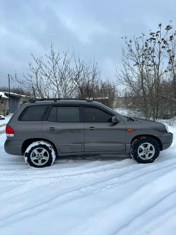 Продам hyundai santa fe 2.7i♦️600.000₽♦️
Привод полный на автомате! Состояние огонь, без гнили и ржавчины, мотор бензиновый v6 работает как часики, не дымит не троит! Коробка не пинает вообще. Резина зимняя, магнитола 2din, пробег 256т. Км. Подвеска вся сделанная; не гремит вообще. Хорошая комплектация на коже, климате, 4 подьемника, подогревы, эл зеркала, star line сигналка, фары линзованые, на черных масках, с бронепленкой - ночью как днем! (родные отдам в комплекте)
Любое оформление документов в мрео
Штрафов, запретов, долгов нет!
Г. Макеевка +79497324159

📞 Звоните: +7(949)7324159 - фотография - 4