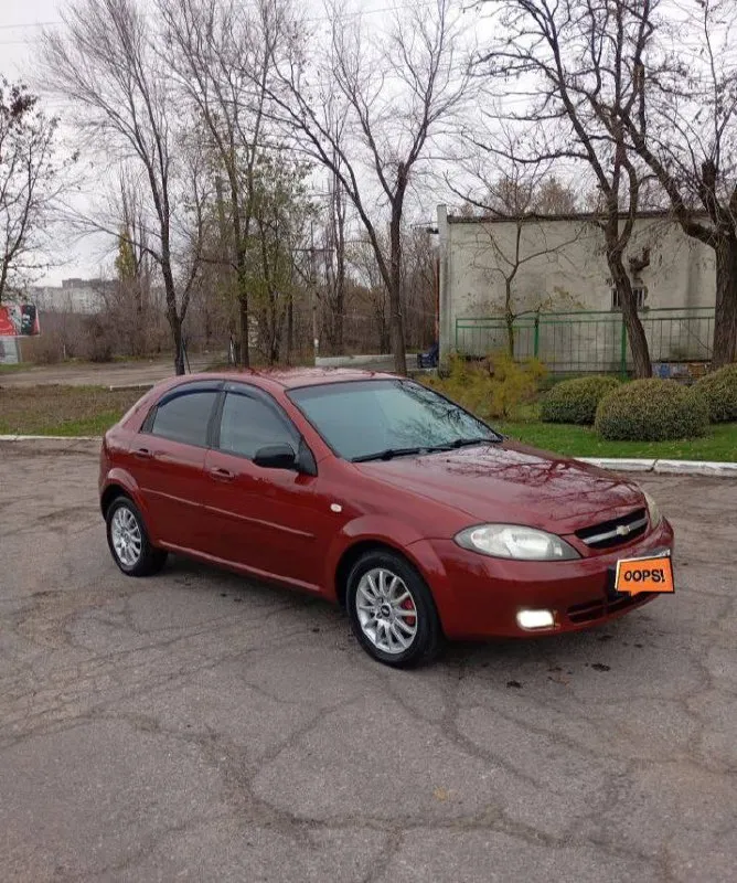 Продам chevrolet lacetti!
2007 Года  выпуска!
Пробег: 206000 тысяч родной.
Корейская сборка!
Кузов весь в родном метале.
Автотека зеленая!!!
Техническая часть полностью обслужена.
Двигатель работает отлично, коробка полноценный автомат без нареканий листает передачи отлично! Ходовая часть  обслужена, сел и поехал!
Ничего нигде не звенит, посторонних шумов нет.
Салон ухоженный, не прокурен, не затерт!
Комплектация: 4 электро-стеклоподъемника,
Электро-регулировка зеркал, подогрев заднего стекла, кондиционер, abs, все 4 дисковые тормоза, центральный замок, сигнализация !
Вложений никаких не требует.
Документы в полном порядке!
Я хозяин.
Учёт 181
Любой вид переоформления!
Цена 499 000 торг!(обмен!)
Детальней по телефону: +7 959 588 60 08
Г. Луганск
📞 Звоните: +7(959)5886008 - фотография - 2