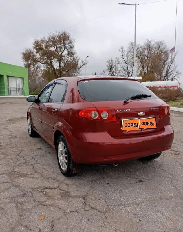Продам chevrolet lacetti!
2007 Года  выпуска!
Пробег: 206000 тысяч родной.
Корейская сборка!
Кузов весь в родном метале.
Автотека зеленая!!!
Техническая часть полностью обслужена.
Двигатель работает отлично, коробка полноценный автомат без нареканий листает передачи отлично! Ходовая часть  обслужена, сел и поехал!
Ничего нигде не звенит, посторонних шумов нет.
Салон ухоженный, не прокурен, не затерт!
Комплектация: 4 электро-стеклоподъемника,
Электро-регулировка зеркал, подогрев заднего стекла, кондиционер, abs, все 4 дисковые тормоза, центральный замок, сигнализация !
Вложений никаких не требует.
Документы в полном порядке!
Я хозяин.
Учёт 181
Любой вид переоформления!
Цена 499 000 торг!(обмен!)
Детальней по телефону: +7 959 588 60 08
Г. Луганск
📞 Звоните: +7(959)5886008 - фотография - 5