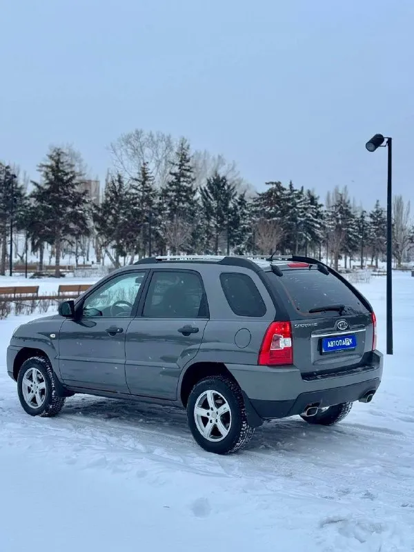 🗻 Kia sportage

💰Цена: 970 000р
🏢Город: мариуполь
📅Год выпуска: 2010
🧾Пробег: 207 735 км.
⚙️Двигатель: 2.0
⛽Топливо: бензин
⚙️Кпп: механика

📞 Телефон:

+7-949-727-41-51
+7-989-263-55-56
+7-949-551-91-52

💾 Описание:

Sportage - безусловный лидер среди паркетников на российском рынке. Бензиновый двигатель g4gc объёмом 2.0 литра в паре с механической коробкой и переднеприводной компоновкой не имеет заводских недостатков, надежный, неприхотливый и дешевый в обслуживании как и весь автомобиль.

✔️Кузов в родной краске 100%
✔️Один владелец, птс оригинал
✔️Южная эксплуатация
✔️Техническая часть на 5+

Двигатель работает ровно без расхода масла, мкпп без нареканий, ходовая сбитая.

Отличная комплектация:

Кондиционер❄️ (холодит отлично), полный электропакет, птф, abs, airbag, гур, красивые литые диски на новой зимней резине.

Улица шевченко 269

🏦 Возможна продажа в кредит по двум документам. - фотография - 4